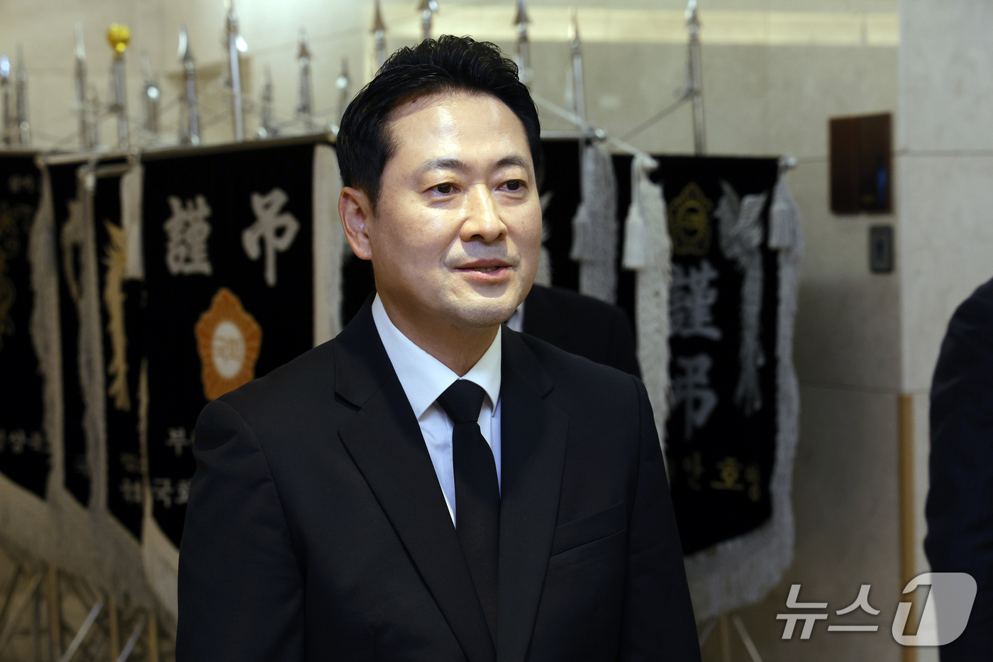 (서울=뉴스1) 박정호 기자 = 국민의힘 장동혁 대표가 25일 오후 서울시 강남구 양재대로 삼성서울병원 장례식장에 마련된 김영삼 전 대통령 최측근이자 상도동계 핵심 인사인 최형우 …