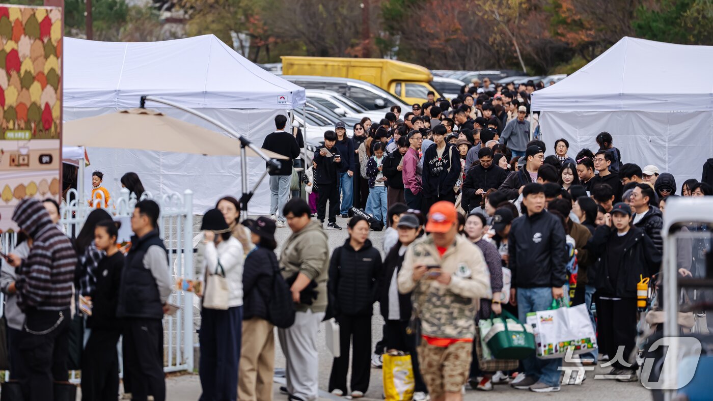 본문 이미지 - 25일 강원 춘천 엘리시안강촌 '숲속빵시장' 행사장을 찾은 시민과 관광객들이 가을 숲을 배경으로 휴일을 보내고 있다. 이날 현장에는 약 2만 명의 방문객이 몰려 성황을 이뤘다. (엘리시안강촌 제공. 재판매 및 DB 금지)/뉴스1
