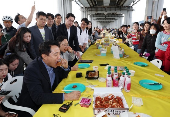잠수교에서 치킨 맛보는 오세훈 시장