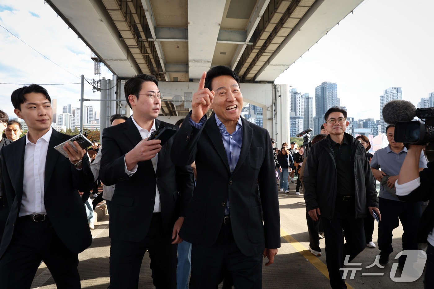 (서울=뉴스1) 김성진 기자 = 오세훈 서울시장이 25일 오후 서울 서초구 잠수교에서 열린 '잠수교 치킨데이' 행사장을 둘러보고 있다. (공동취재) 2026.10.25/뉴스1
