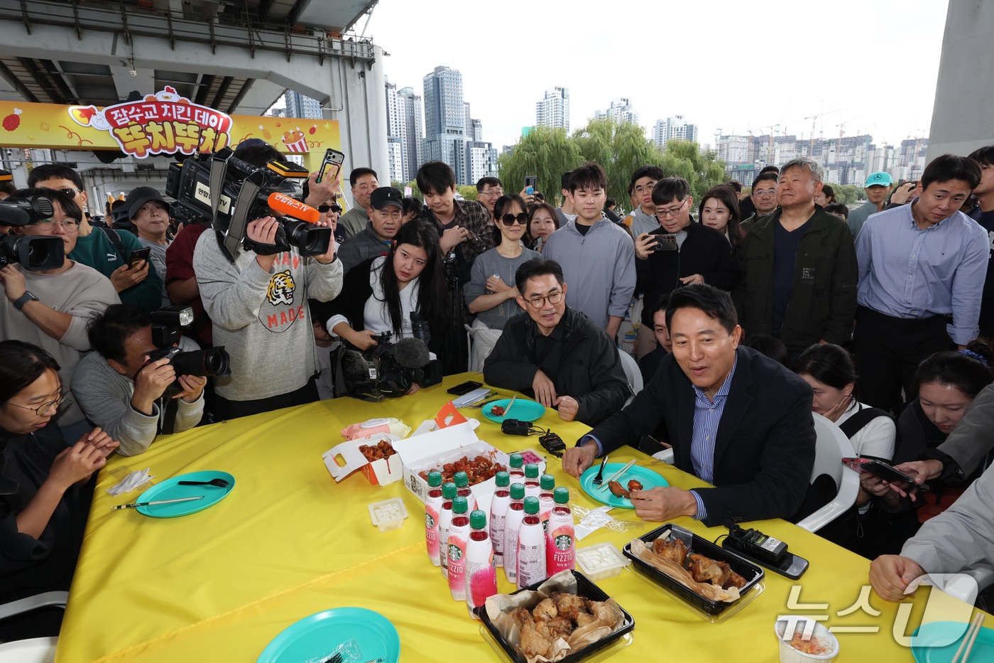 (서울=뉴스1) 김성진 기자 = 오세훈 서울시장이 25일 오후 서울 서초구 잠수교에서 열린 '잠수교 치킨데이'에서 치킨을 시식하며 관계자들과 대화를 나누고 있다. (공동취재) 20 …