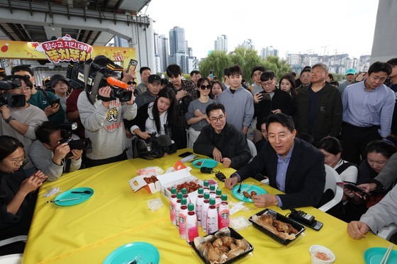 잠수교 치킨데이 찾아 치킨 맛보는 오세훈 시장