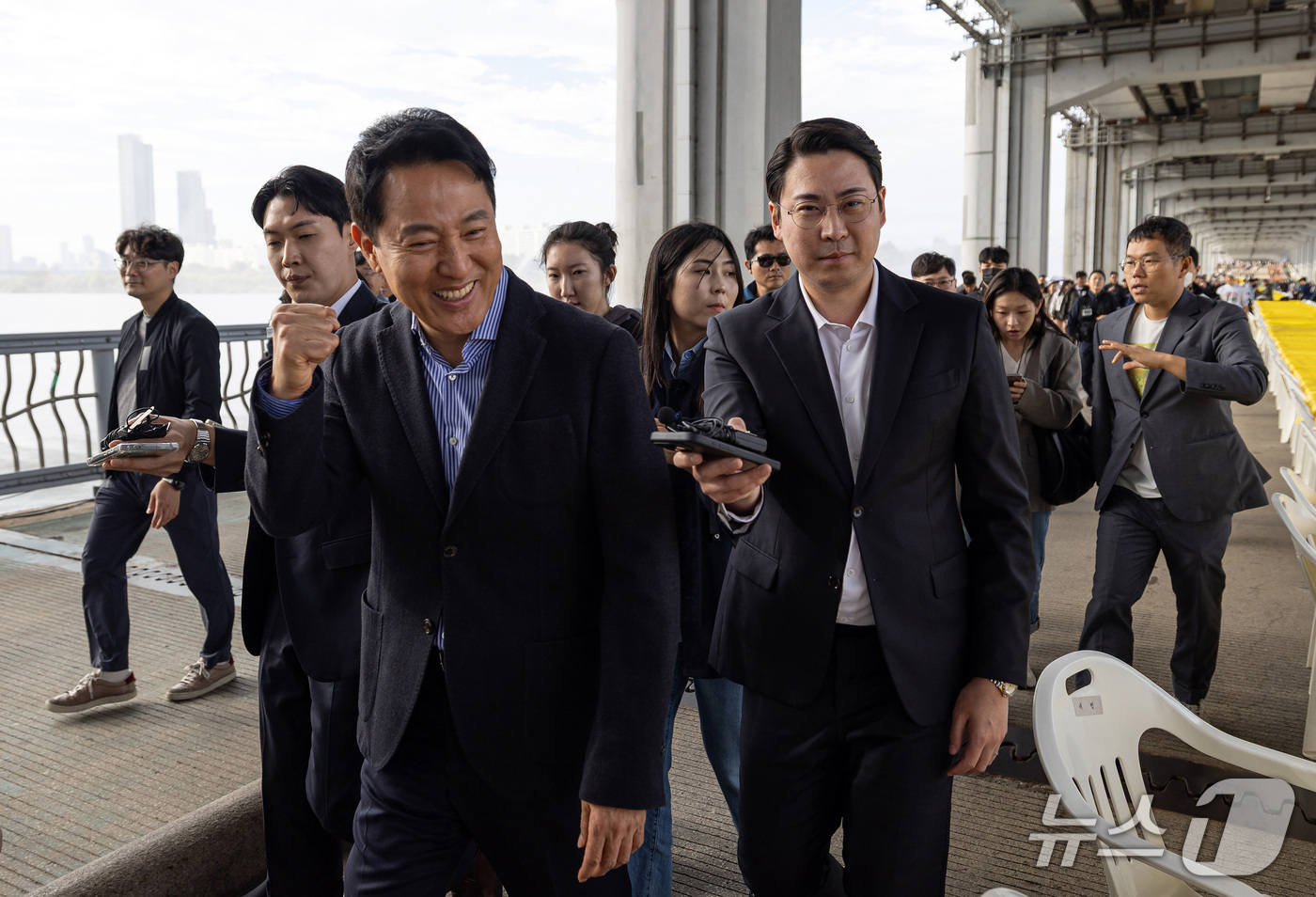 (서울=뉴스1) 김성진 기자 = 오세훈 서울시장이 25일 오후 보행전용교 전환 공사를 하루 앞둔 서울 잠수교에서 열린 치킨데이 행사장을 찾은 시민들과 인사하고 있다. (공동취재) …