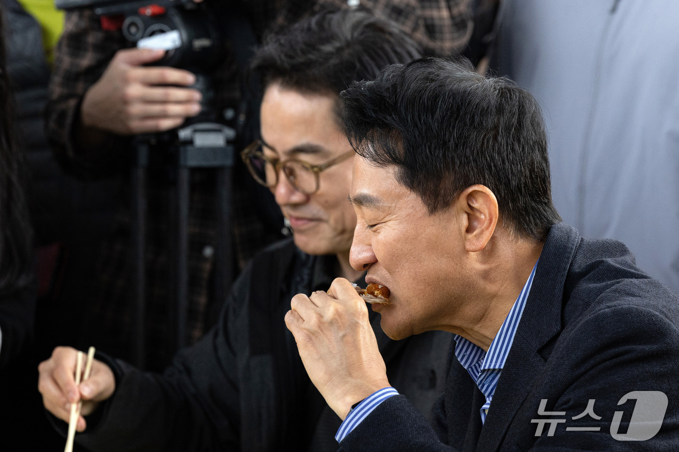 (서울=뉴스1) 김성진 기자 = 오세훈 서울시장이 25일 오후 서울 서초구 잠수교에서 열린 '잠수교 치킨데이'에서 치킨을 시식하고 있다. (공동취재) 2026.10.25/뉴스1