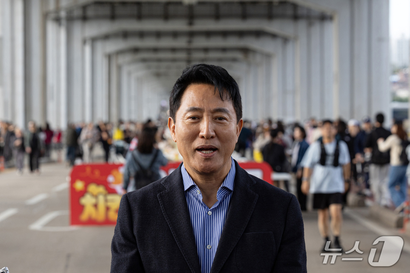 (서울=뉴스1) 김성진 기자 = 오세훈 서울시장이 25일 오후 보행전용교 전환 공사를 하루 앞둔 서울 잠수교를 찾아 치킨데이 행사장을 둘러본 뒤 취재진과 인터뷰를 하고 있다. (공 …