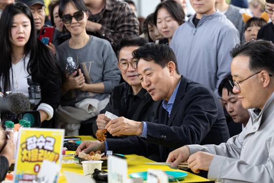 치킨 맛보는 오세훈 서울시장
