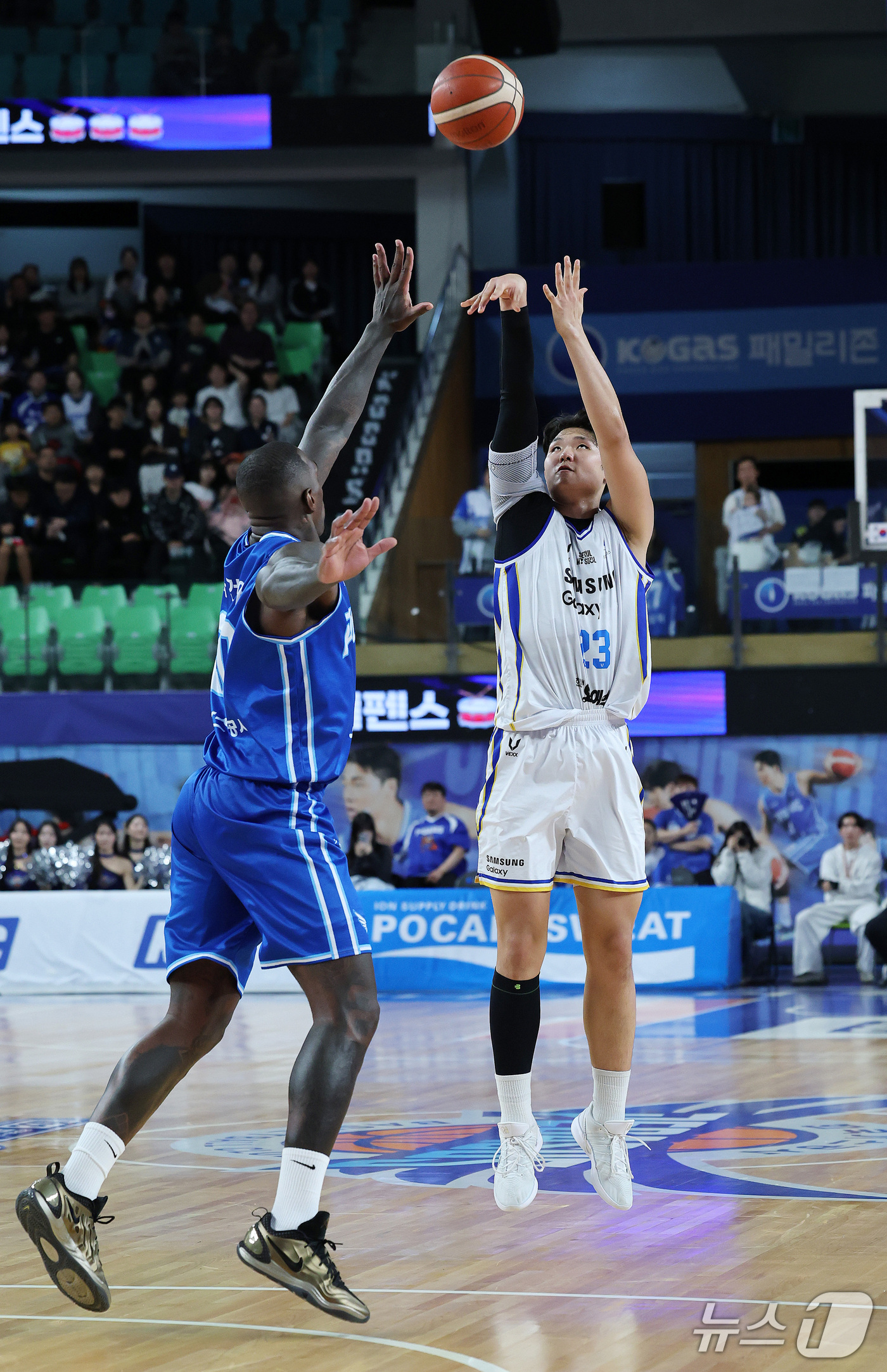 (대구=뉴스1) 박지혜 기자 = 25일 오후 대구 북구 대구실내체육관에서 열린 2026-27 KCC 프로농구 대구 한국가스공사와 서울 삼성의 경기에서 삼성 이규태가 공격을 시도하고 …