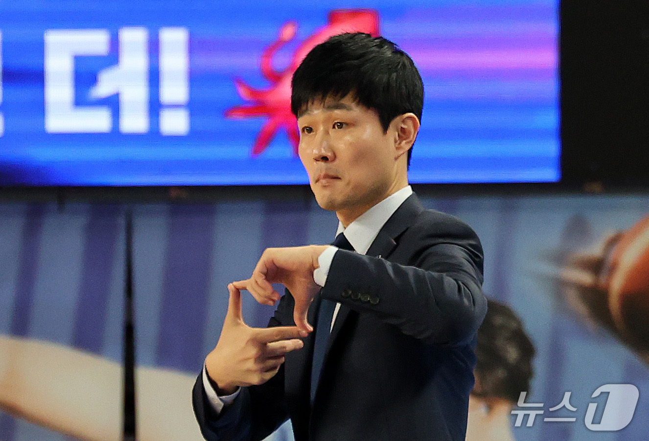 (대구=뉴스1) 박지혜 기자 = 25일 오후 대구 북구 대구실내체육관에서 열린 2026-27 KCC 프로농구 대구 한국가스공사와 서울 삼성의 경기에서 강혁 한국가스공사 감독이 작전 …