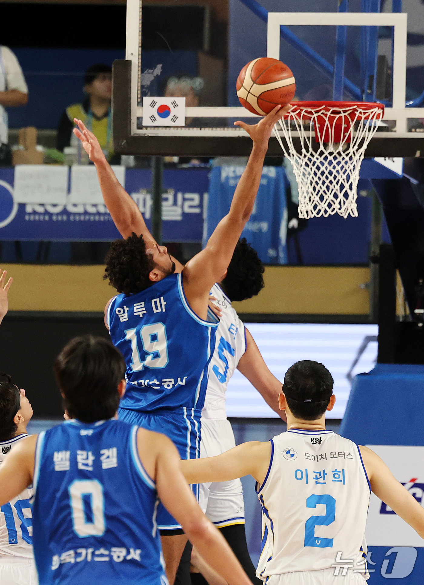 (대구=뉴스1) 박지혜 기자 = 25일 오후 대구 북구 대구실내체육관에서 열린 2026-27 KCC 프로농구 대구 한국가스공사와 서울 삼성의 경기에서 한국가스공사 알루마와 칸터가 …