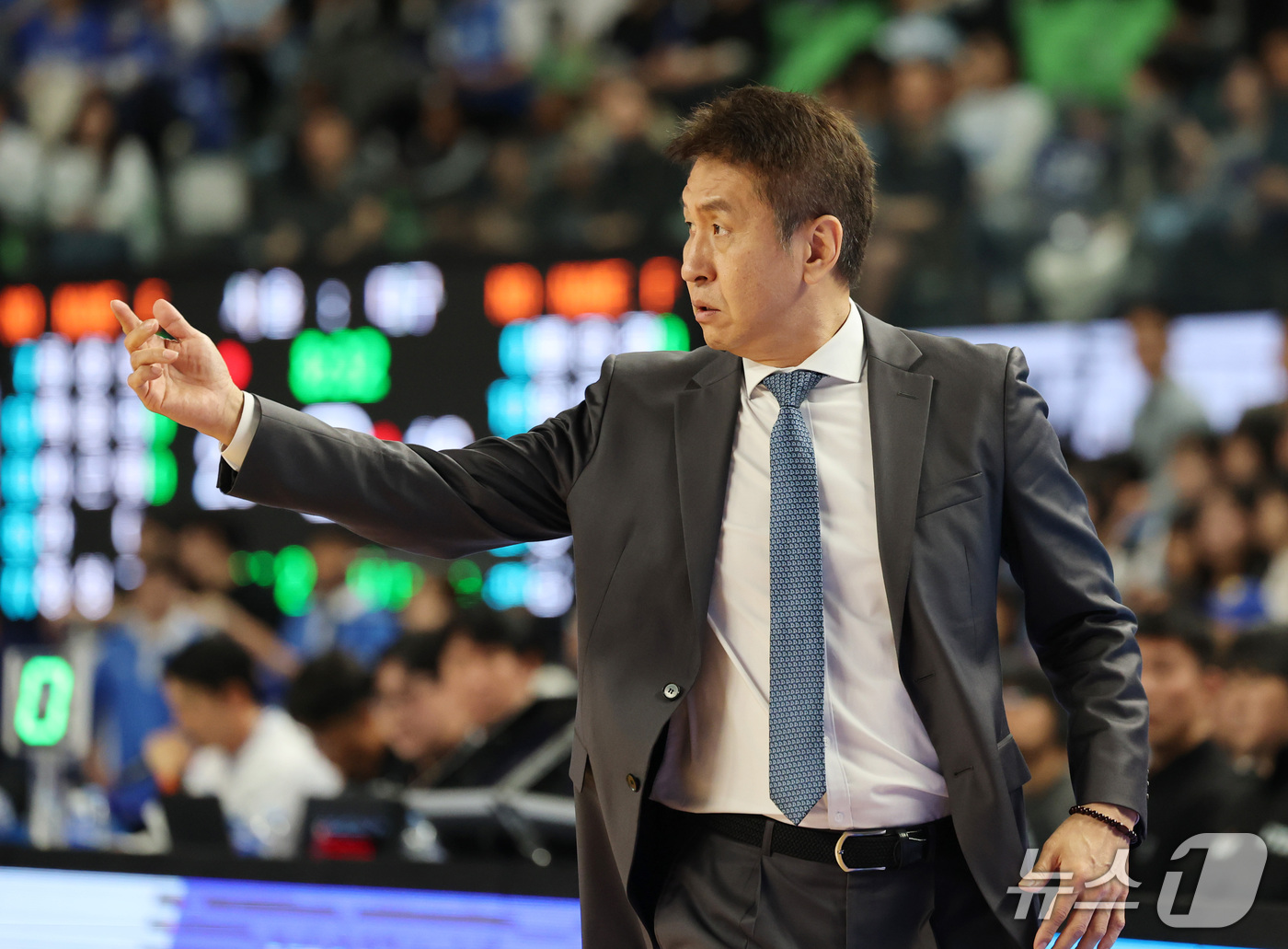 (대구=뉴스1) 박지혜 기자 = 25일 오후 대구 북구 대구실내체육관에서 열린 2026-27 KCC 프로농구 대구 한국가스공사와 서울 삼성의 경기에서 김성식 삼성 감독이 작전을 지 …