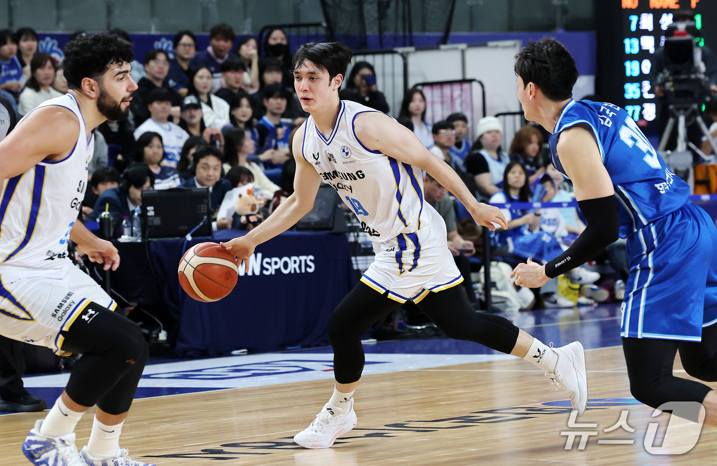 (대구=뉴스1) 박지혜 기자 = 25일 오후 대구 북구 대구실내체육관에서 열린 2026-27 KCC 프로농구 대구 한국가스공사와 서울 삼성의 경기에서 삼성 이근휘가 공격을 시도하고 …
