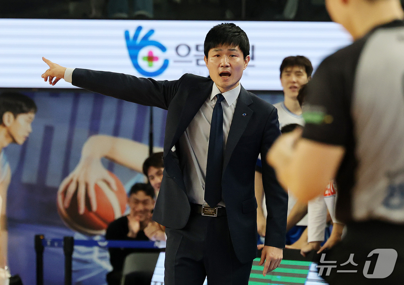 (대구=뉴스1) 박지혜 기자 = 25일 오후 대구 북구 대구실내체육관에서 열린 2026-27 KCC 프로농구 대구 한국가스공사와 서울 삼성의 경기에서 강혁 한국가스공사 감독이 작전 …