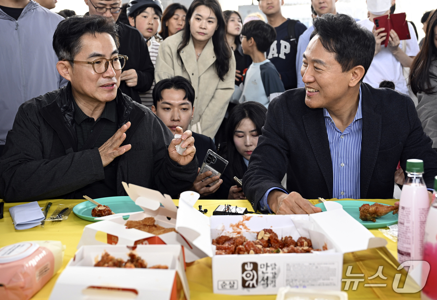 (서울=뉴스1) 김성진 기자 = 오세훈 서울시장이 25일 오후 서울 서초구 잠수교에서 열린 '잠수교 치킨데이'에서 치킨을 시식하며 관계자들과 대화를 나누고 있다. (공동취재) 20 …