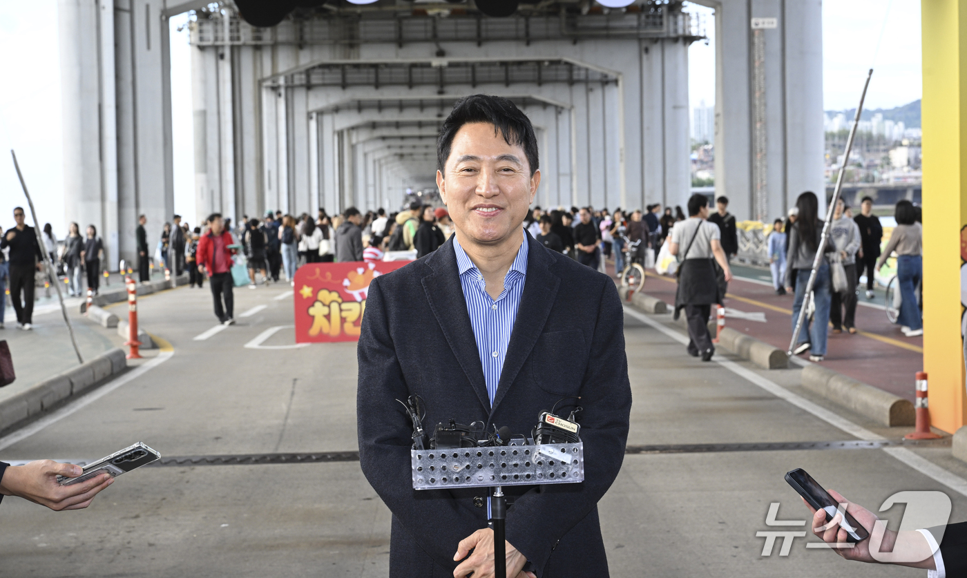 (서울=뉴스1) 김성진 기자 = 오세훈 서울시장이 25일 오후 보행전용교 전환 공사를 하루 앞둔 서울 잠수교를 찾아 치킨데이 행사장을 둘러본 뒤 취재진과 인터뷰를 하고 있다. (공 …