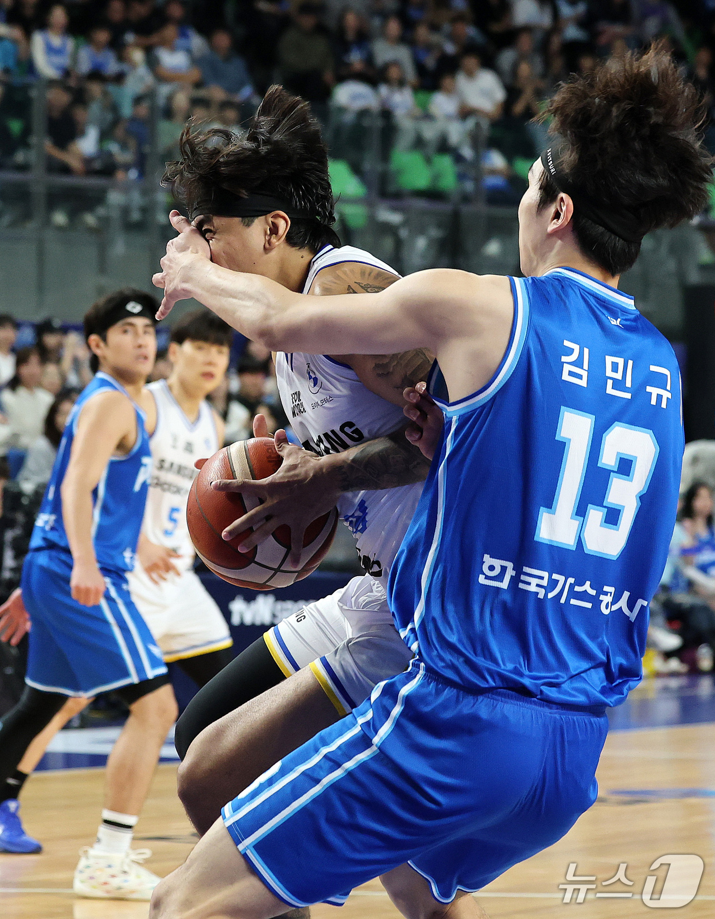 (대구=뉴스1) 박지혜 기자 = 25일 오후 대구 북구 대구실내체육관에서 열린 2026-27 KCC 프로농구 대구 한국가스공사와 서울 삼성의 경기에서 한국가스공사 김민규가 삼성 저 …