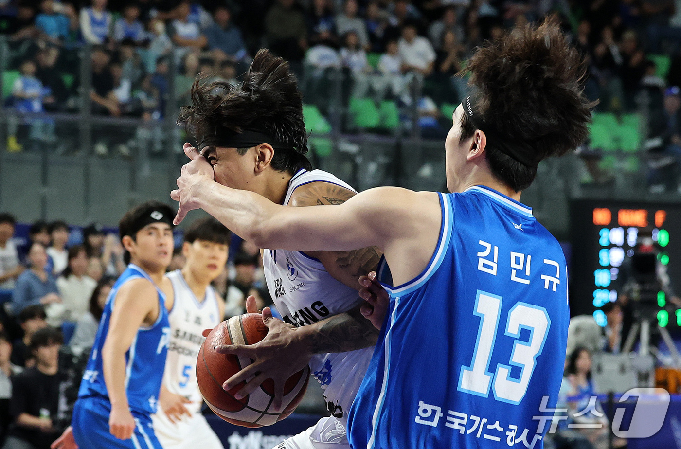(대구=뉴스1) 박지혜 기자 = 25일 오후 대구 북구 대구실내체육관에서 열린 2026-27 KCC 프로농구 대구 한국가스공사와 서울 삼성의 경기에서 한국가스공사 김민규가 삼성 저 …