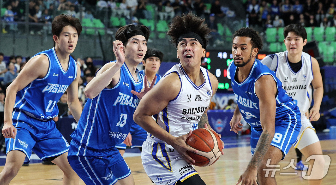 (대구=뉴스1) 박지혜 기자 = 25일 오후 대구 북구 대구실내체육관에서 열린 2026-27 KCC 프로농구 대구 한국가스공사와 서울 삼성의 경기에서 삼성 저스틴 구탕이 공격을 시 …