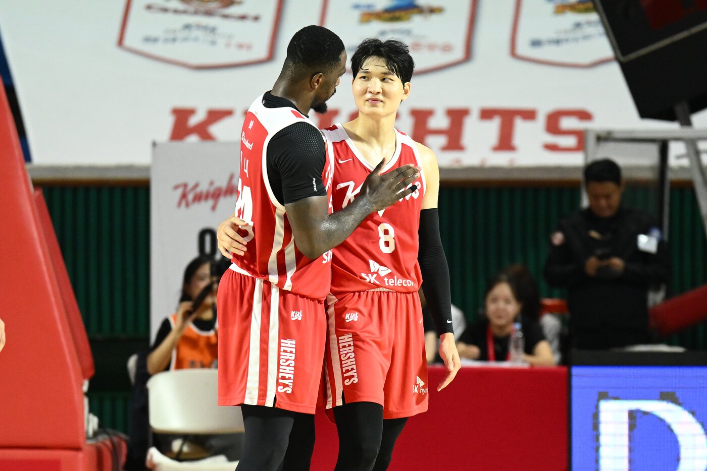본문 이미지 - 서울 SK의 자밀 워니(왼쪽)와 안영준. (KBL 제공. DB 및 재배포 금지)
