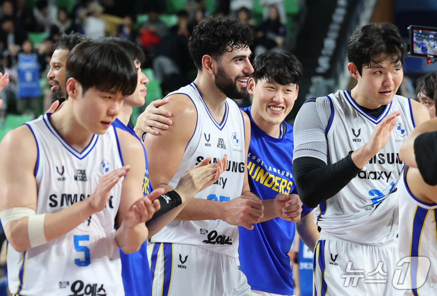 (대구=뉴스1) 박지혜 기자 = 25일 오후 대구 북구 대구실내체육관에서 열린 2026-27 KCC 프로농구 대구 한국가스공사와 서울 삼성의 경기에서 승리한 삼성 선수들이 기뻐하고 …