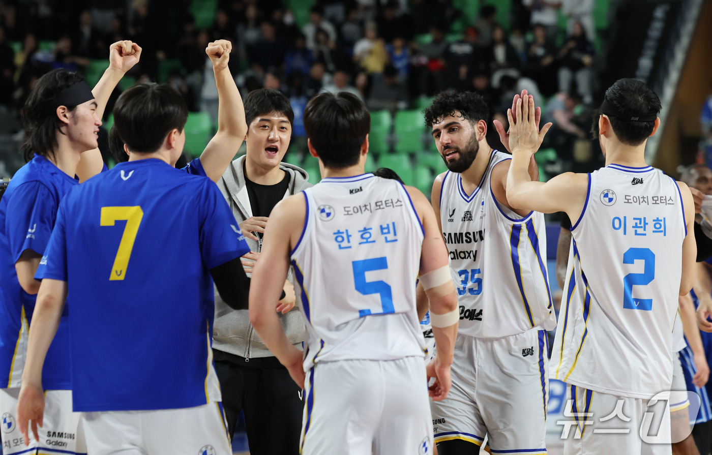 (대구=뉴스1) 박지혜 기자 = 25일 오후 대구 북구 대구실내체육관에서 열린 2026-27 KCC 프로농구 대구 한국가스공사와 서울 삼성의 경기에서 승리한 삼성 선수들이 기뻐하고 …