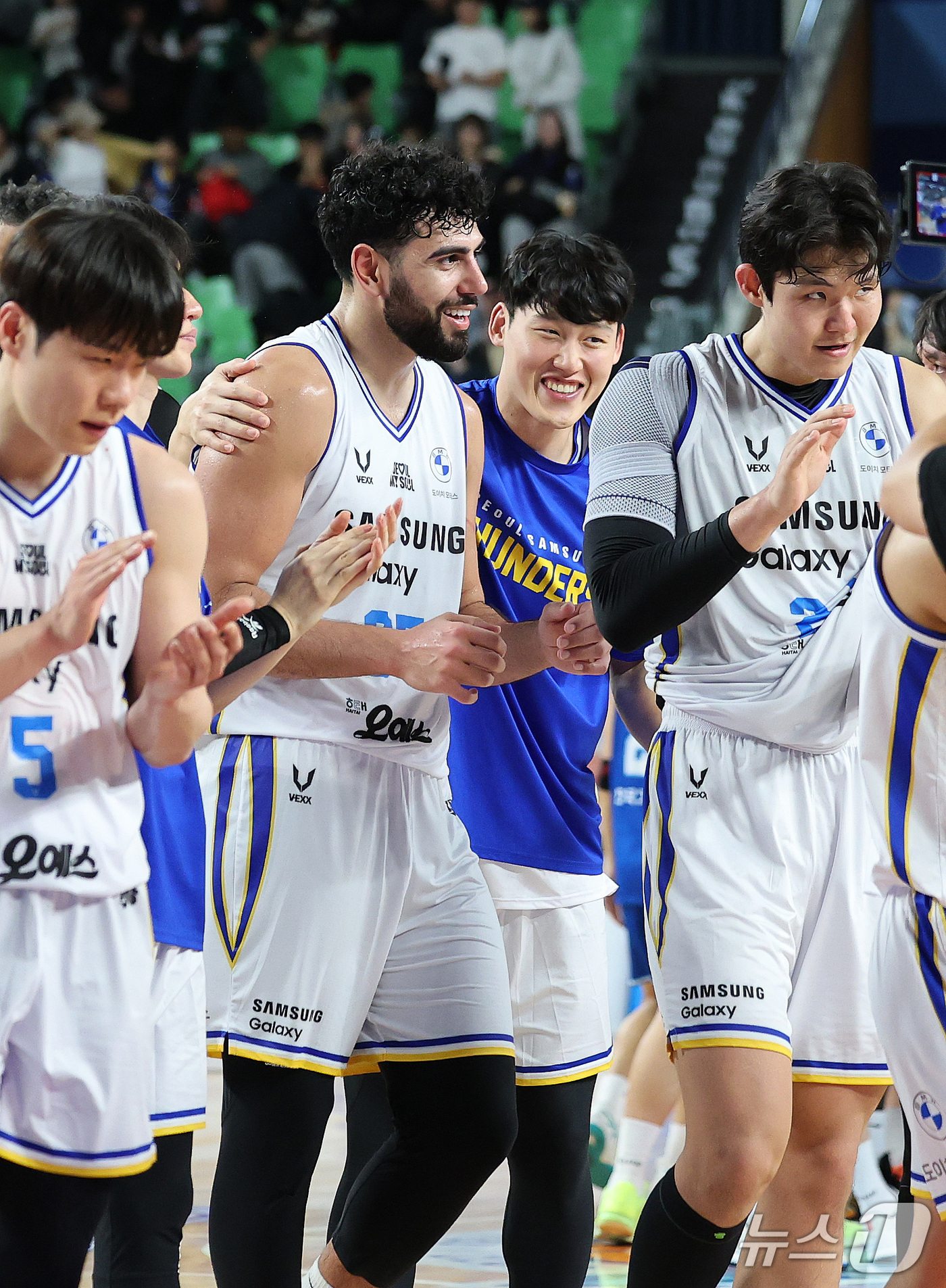 (대구=뉴스1) 박지혜 기자 = 25일 오후 대구 북구 대구실내체육관에서 열린 2026-27 KCC 프로농구 대구 한국가스공사와 서울 삼성의 경기에서 승리한 삼성 선수들이 기뻐하고 …