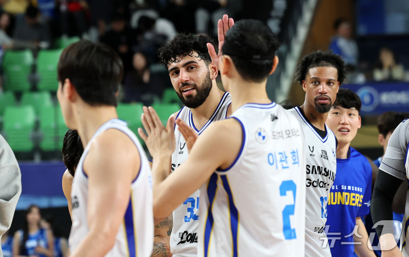 (대구=뉴스1) 박지혜 기자 = 25일 오후 대구 북구 대구실내체육관에서 열린 2026-27 KCC 프로농구 대구 한국가스공사와 서울 삼성의 경기에서 승리한 삼성 선수들이 기뻐하고 …