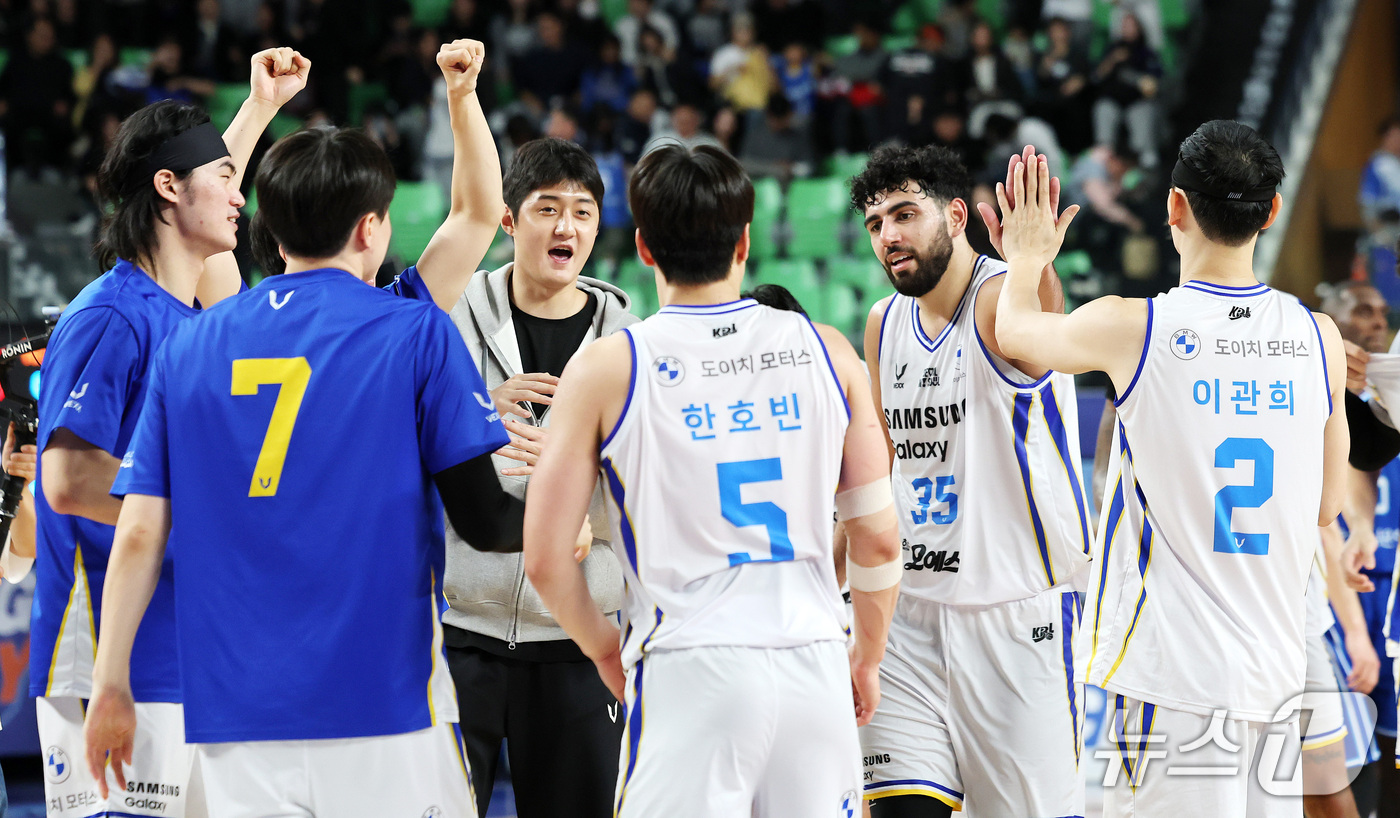 (대구=뉴스1) 박지혜 기자 = 25일 오후 대구 북구 대구실내체육관에서 열린 2026-27 KCC 프로농구 대구 한국가스공사와 서울 삼성의 경기에서 승리한 삼성 선수들이 기뻐하고 …
