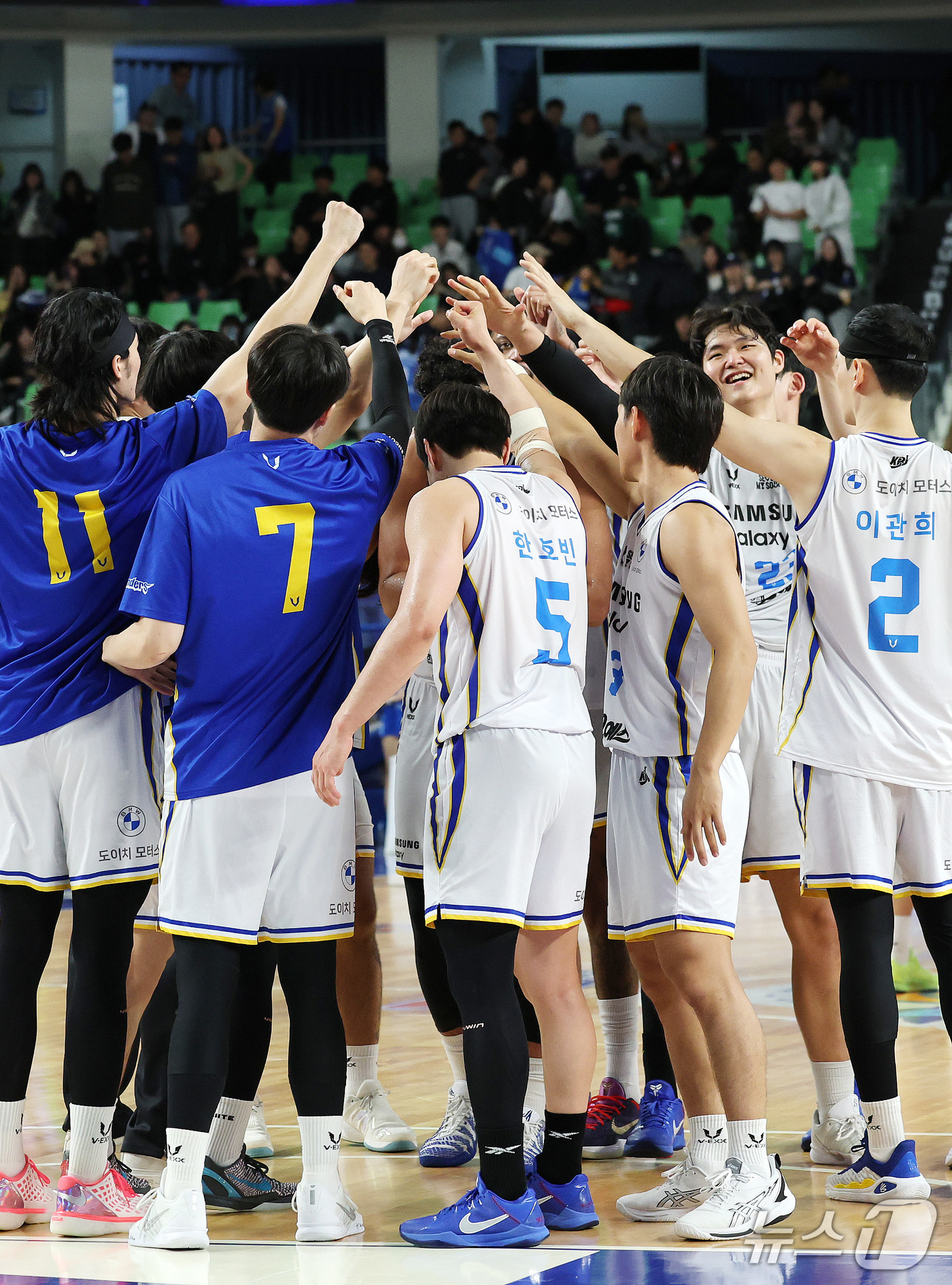 (대구=뉴스1) 박지혜 기자 = 25일 오후 대구 북구 대구실내체육관에서 열린 2026-27 KCC 프로농구 대구 한국가스공사와 서울 삼성의 경기에서 승리한 삼성 선수들이 기뻐하고 …