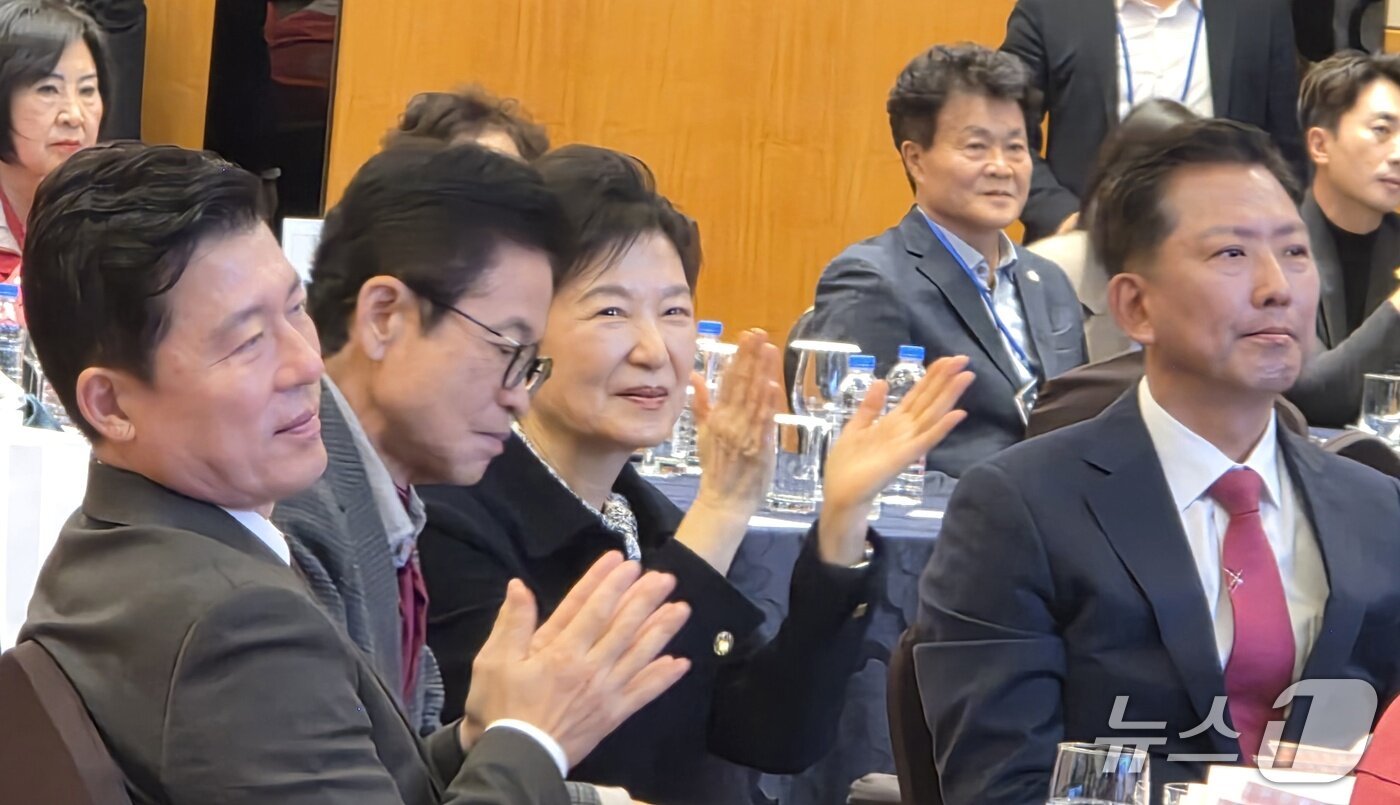 본문 이미지 - 박근혜 전 대통령이 25일 오후 경북 구미 호텔금오산 그랜드홀에서 개최된 '박정희 대통령 서거 47주기 추도식 파독간호사 구미 방문 환영 만찬'에 참석하고 있다. ⓒ 뉴스1 정우용 기자