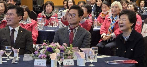 박근혜 "더 희망찬 대한민국에 모든 힘 모아 달라"…파독간호사 환영만찬 참석