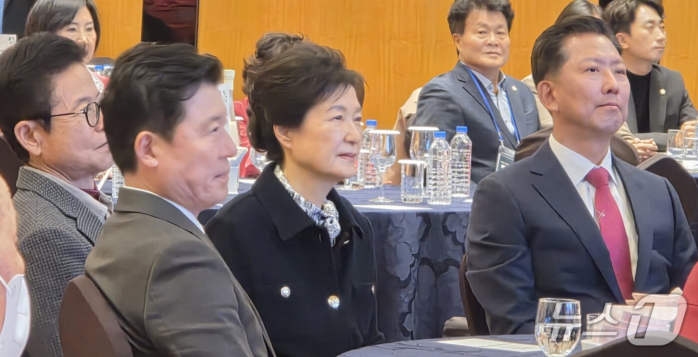 본문 이미지 - 박근혜 전 대통령이 25일 오후 경북 구미 호텔금오산 그랜드홀에서 개최된 '박정희 대통령 서거 47주기 추도식 파독간호사 구미 방문 환영 만찬'에 참석하고 있다. 2026.10.25 ⓒ 뉴스1 정우용 기자