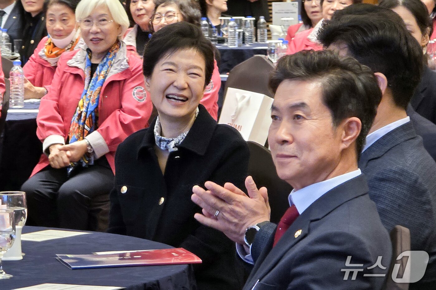 본문 이미지 - 박근혜 전 대통령이 25일 오후 경북 구미 호텔금오산 그랜드홀에서 개최된 '박정희 대통령 서거 47주기 추도식 파독간호사 구미 방문 환영 만찬'에 참석하고 있다. 2026.10.25 ⓒ 뉴스1 정우용 기자