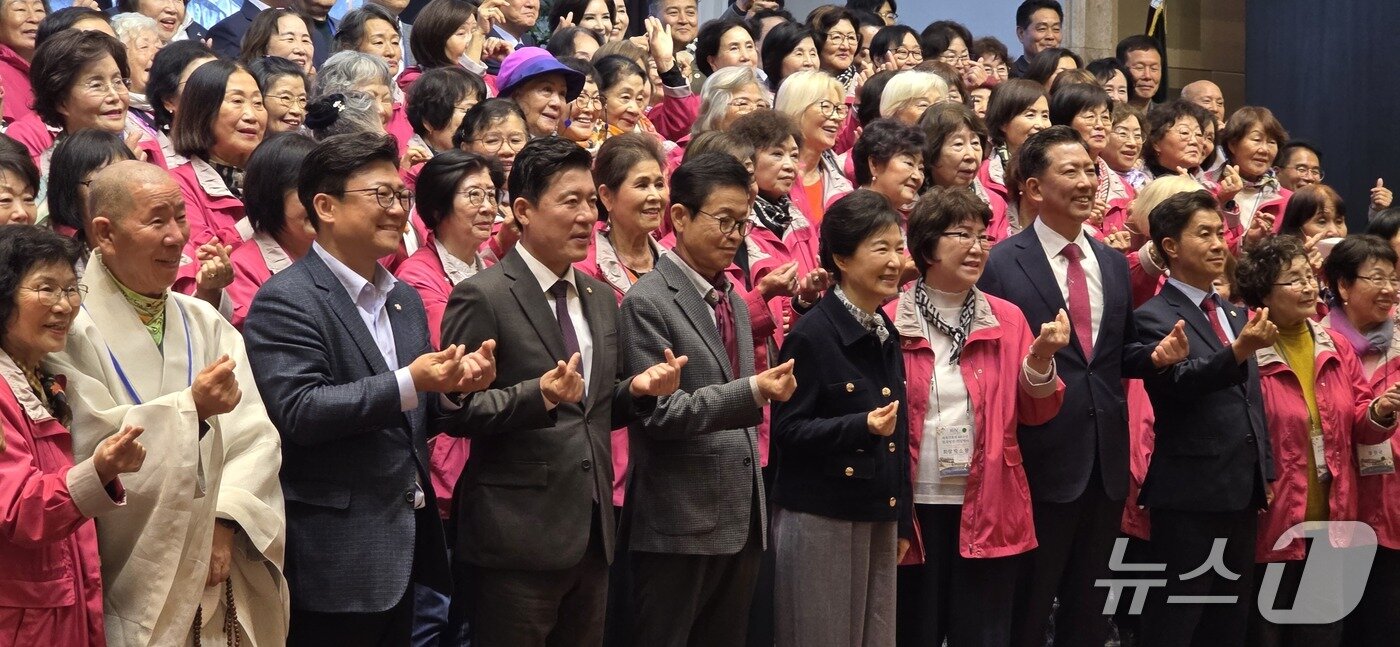 본문 이미지 - 박근혜 전 대통령이 25일 구미에서 열린 박정희 서거 46주기 참석 파독 간호사 환영만찬에서 간호사들과 기념사진을 찍고 있다. 2026.10.25/뉴스1