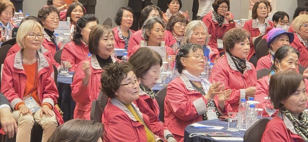 '박정희 고향' 구미 찾은 파독 간호사 91명…"조국 발전 밑거름에 벅찬 자부심"