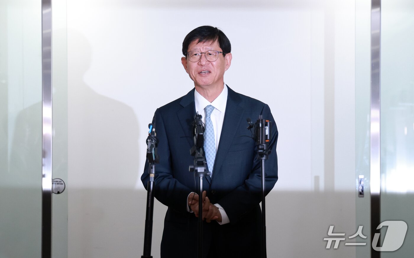 본문 이미지 - 최길수 특별감찰관이 26일 서울 종로구 특별감찰관 사무실로 출근하기 전 취재진 질문에 답하고 있다. 2026.10.26 ⓒ 뉴스1 이호윤 기자