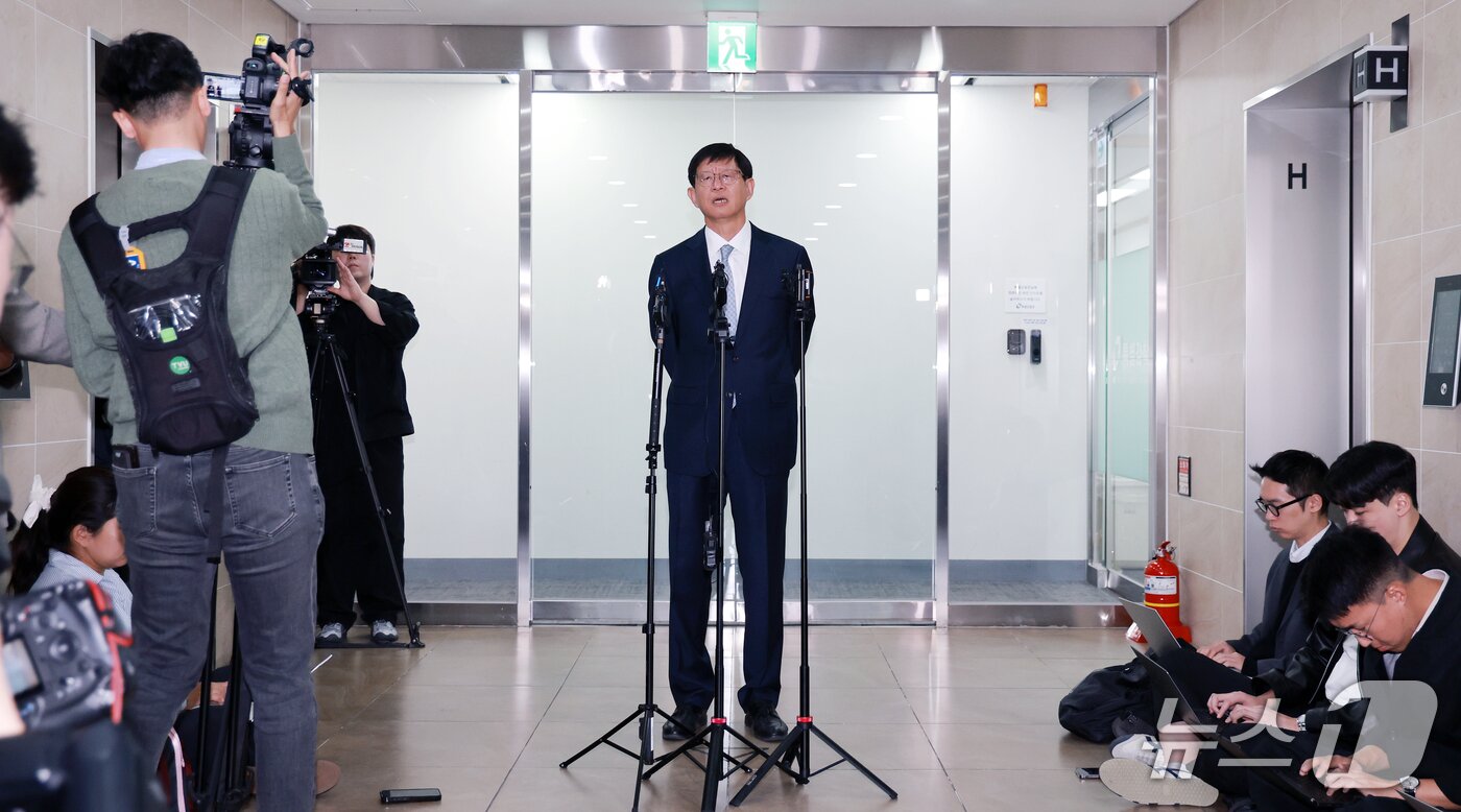 본문 이미지 - 최길수 특별감찰관이 26일 서울 종로구 특별감찰관 사무실로 출근하기 전 취재진 질문에 답하고 있다. 2026.10.26 ⓒ 뉴스1 이호윤 기자