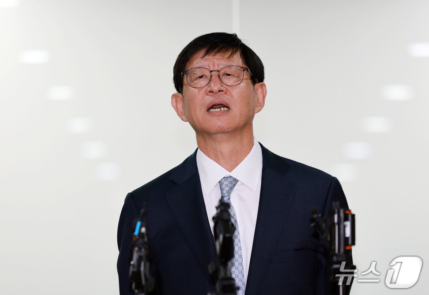 본문 이미지 - 최길수 특별감찰관이 26일 서울 종로구 특별감찰관 사무실로 출근하기 전 취재진 질문에 답하고 있다. 2026.10.26 ⓒ 뉴스1 이호윤 기자