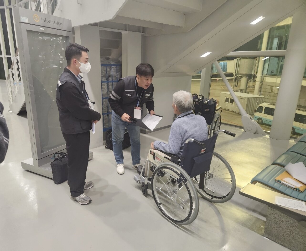 본문 이미지 - 경찰청은 부산해양경찰서와 합동으로 마약류 운반 혐의로 인터폴 적색수배된 80대 A 씨를 가나 당국의 강제 추방 절차를 통해 지난 20일 국내로 송환했다.(사진=경찰청 제공)