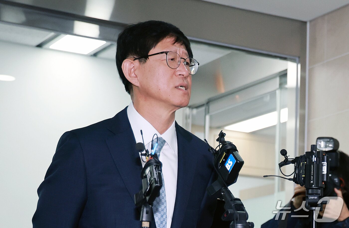 본문 이미지 - 최길수 특별감찰관이 26일 서울 종로구 특별감찰관 사무실로 출근하기 전 취재진 질문에 답하고 있다. 2026.10.26 ⓒ 뉴스1 이호윤 기자