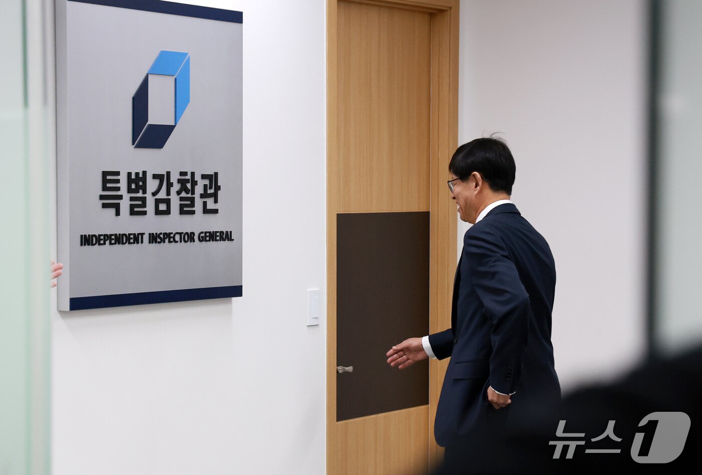 본문 이미지 - 최길수 특별감찰관이 26일 서울 종로구 특별감찰관 사무실로 출근하고 있다. 2026.10.26 ⓒ 뉴스1 이호윤 기자
