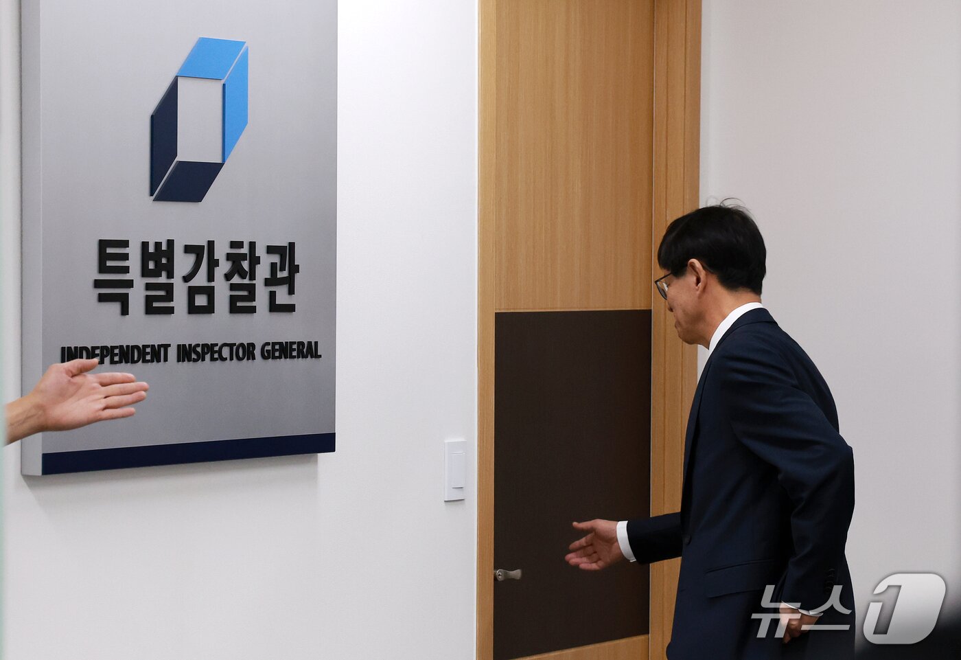 본문 이미지 - 최길수 특별감찰관이 26일 서울 종로구 특별감찰관 사무실로 출근하고 있다. 2026.10.26 ⓒ 뉴스1 이호윤 기자