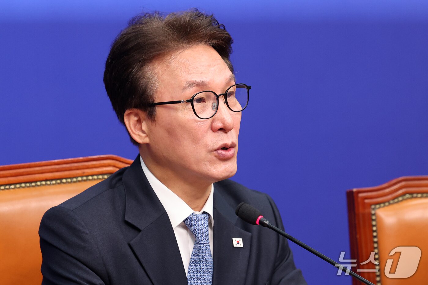 본문 이미지 - 김민석 더불어민주당 대표가 26일 오전 서울 여의도 국회에서 열린 최고위원회의에서 발언을 하고 있다. 2026.10.26 ⓒ 뉴스1 황기선 기자