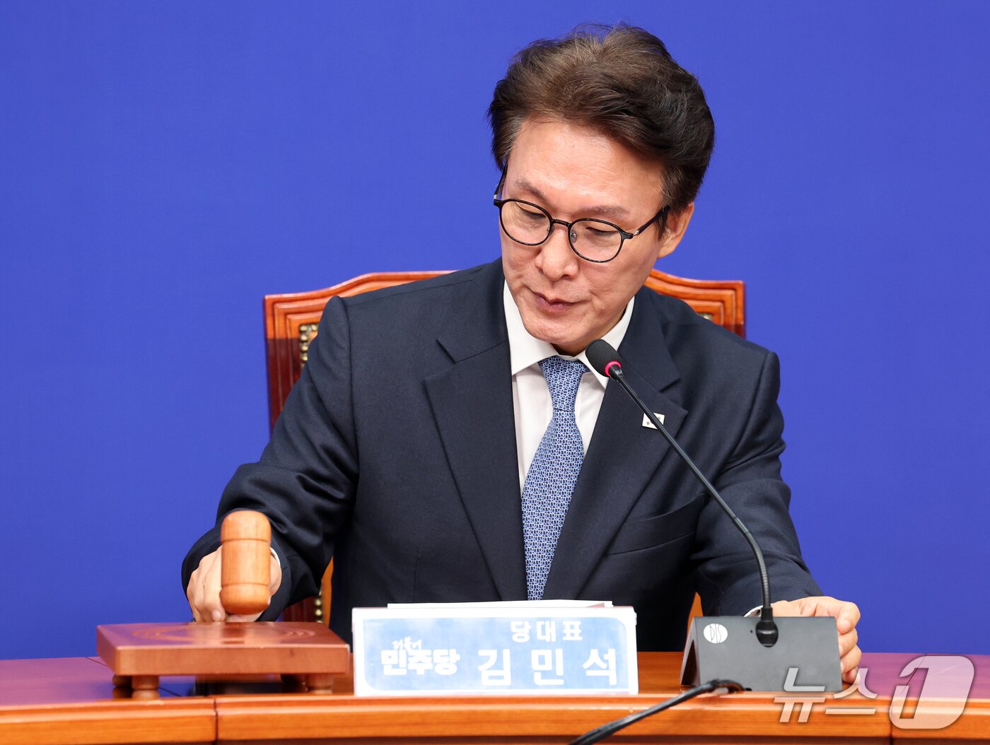 본문 이미지 - 김민석 더불어민주당 대표가 26일 오전 서울 여의도 국회에서 열린 최고위원회의에서 의사봉을 두드리고 있다. 2026.10.26 ⓒ 뉴스1 황기선 기자