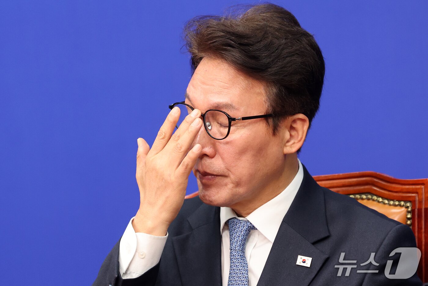 본문 이미지 - 김민석 더불어민주당 대표가 26일 오전 서울 여의도 국회에서 열린 최고위원회의에서 안경을 만지고 있다. 2026.10.26 ⓒ 뉴스1 황기선 기자