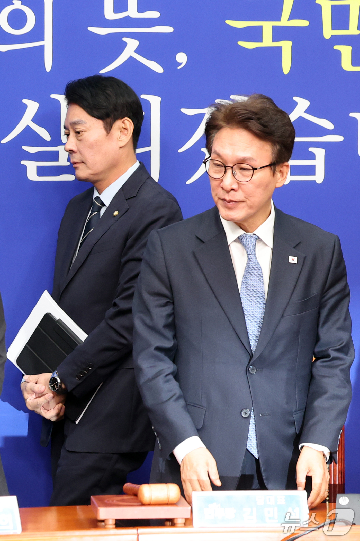 (서울=뉴스1) 황기선 기자 = 한민수 더불어민주당 최고위원이 26일 오전 서울 여의도 국회에서 열린 최고위원회의에서 김민석 대표 뒤로 지나가고 있다.  2026.10.26/뉴스1 …