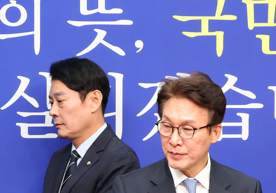 김민석 대표 뒤로 입장하는 한민수 최고위원