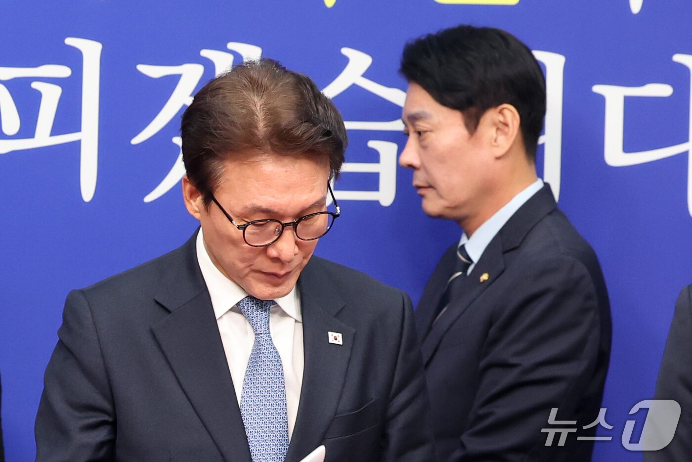 본문 이미지 - 한민수 더불어민주당 최고위원이 26일 오전 서울 여의도 국회에서 열린 최고위원회의에서 김민석 대표 뒤로 지나가고 있다. 2026.10.26 ⓒ 뉴스1 황기선 기자