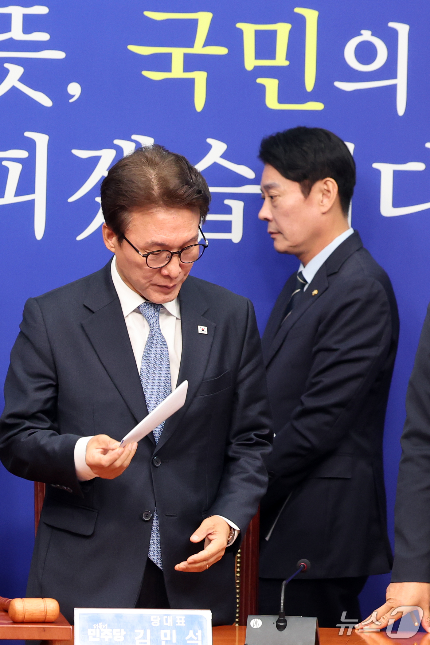 (서울=뉴스1) 황기선 기자 = 한민수 더불어민주당 최고위원이 26일 오전 서울 여의도 국회에서 열린 최고위원회의에서 김민석 대표 뒤로 지나가고 있다.  2026.10.26/뉴스1 …