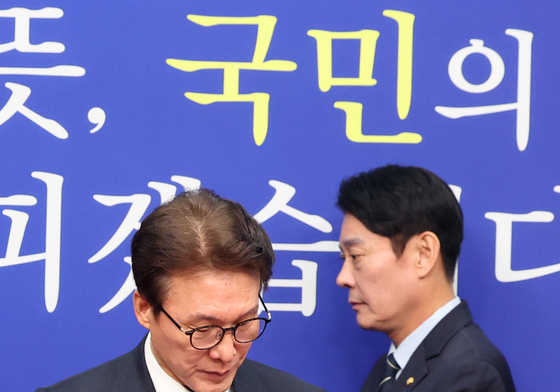 김민석 대표 뒤로 입장하는 한민수 최고위원