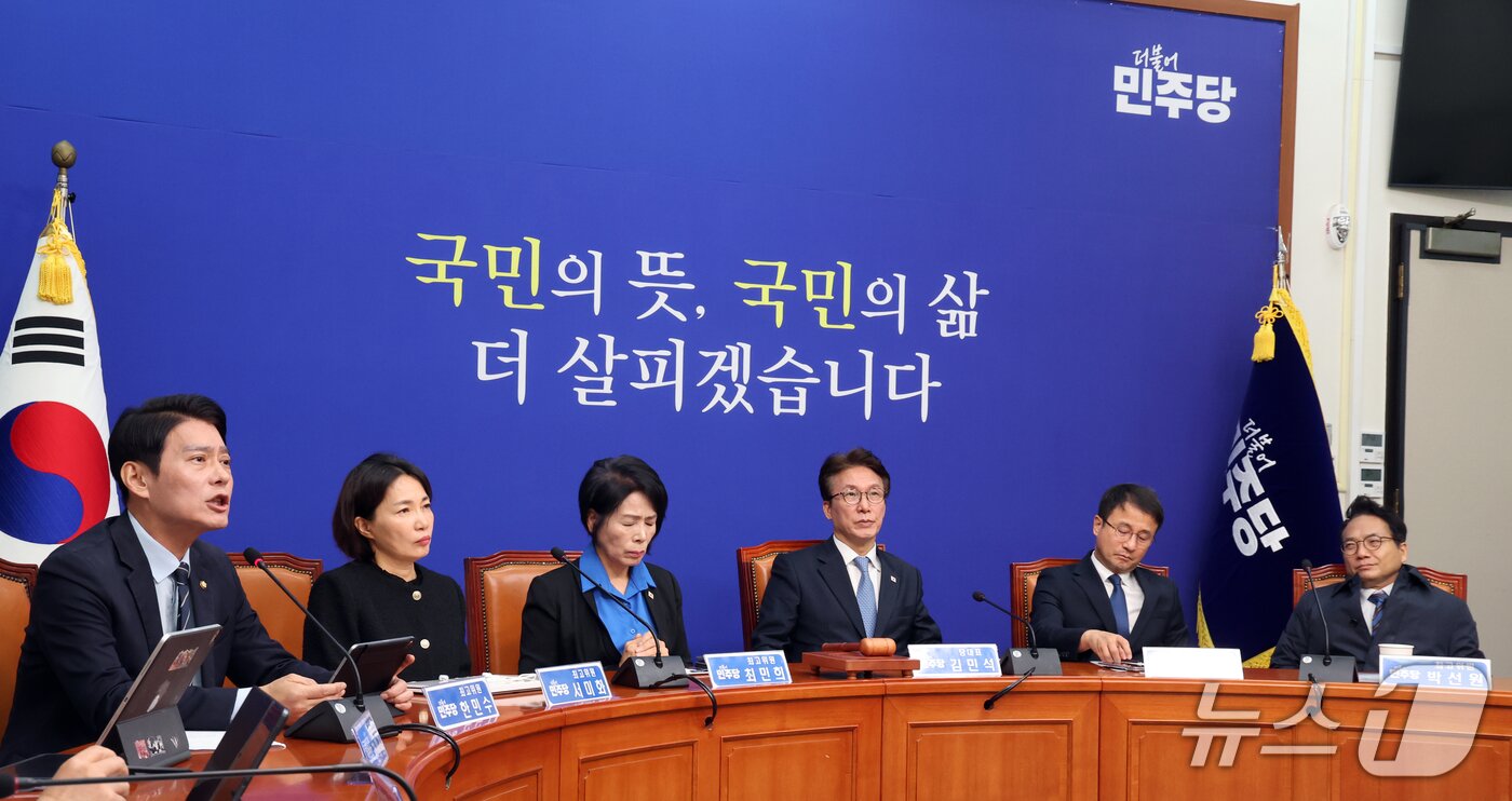 본문 이미지 - 한민수 더불어민주당 최고위원이 26일 오전 서울 여의도 국회에서 열린 최고위원회의에서 발언을 하고 있다. 2026.10.26 ⓒ 뉴스1 황기선 기자